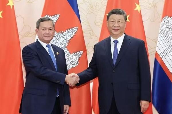 习近平会见柬埔寨首相洪玛奈