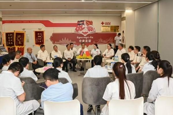 梁振英率团访问柬埔寨，考察公共卫生项目并探讨中医药合作前景