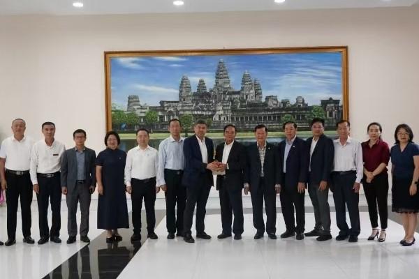 暨南大学代表团拜会柬华理事总会 携手促柬华文教育