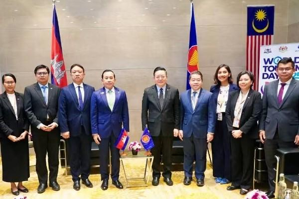 东盟秘书长与柬埔寨旅游部长举行双边会谈