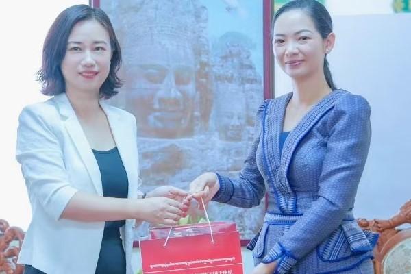 占妮莫见商超代表共商本土产品推广