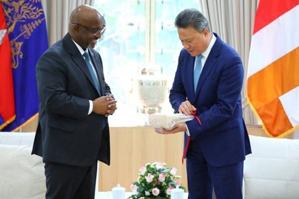 柬埔寨与卢旺达就深化经贸合作达成共识