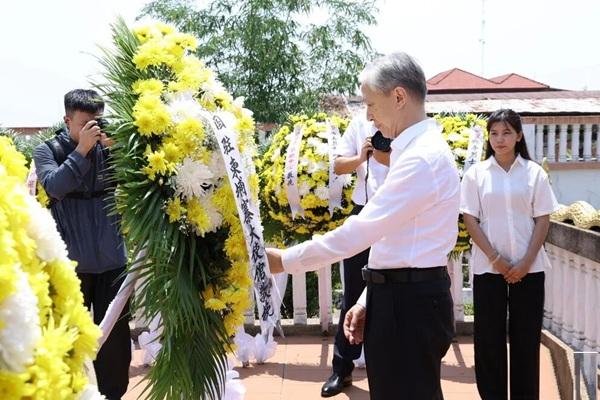 缅怀英烈：汪文斌大使与柬华社代表祭扫罗锦春烈士墓