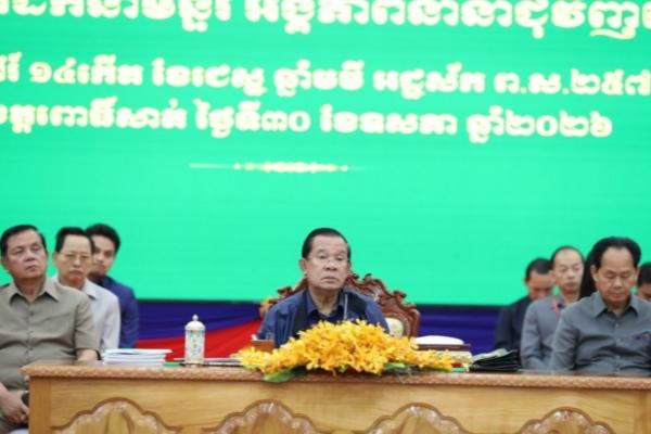 洪森在菩萨省会见基层干部部署多项重点工作