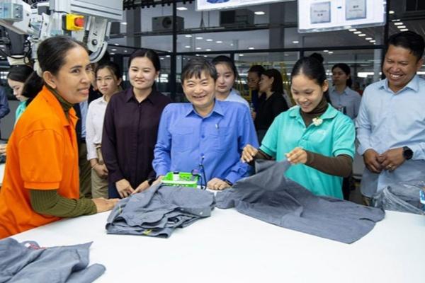 柬劳工部长走访服装厂，呼吁杜绝非法罢工