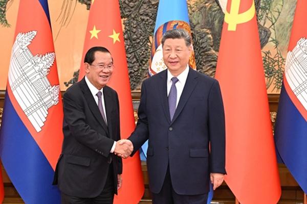 习近平会见柬埔寨人民党主席、参议院主席洪森