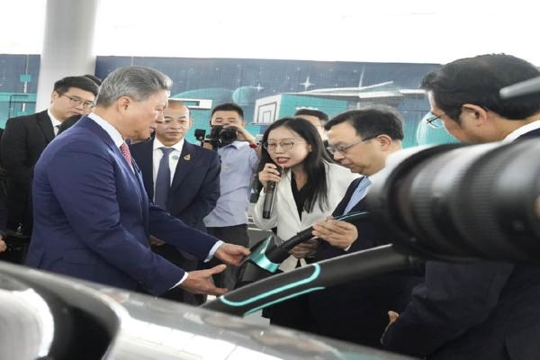 接比亚迪推进新能源产业扩产充电基建及出口布局